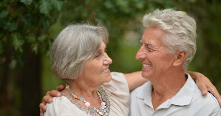 zwei Rentner freuen sich über ihren Immobilienverkauf